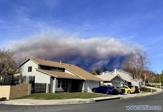 1月22日，从Santa Clarita的一个社区看到Castaic Lake隔邻冒出的浓烟。