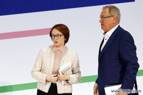 Elvira Nabiullina与VTB首席现实官Andrey Kostin,7月2日在俄罗斯央行金融大会时候