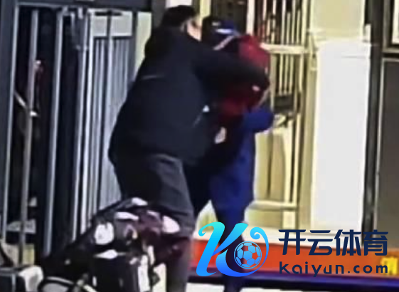 男孩糖果卡喉父亲奔向消防站求救 孩子最终药到回春